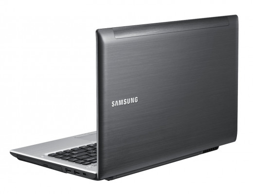 Samsung Q430 HD LED Laptop(Black Finish Aluminum Surface) - best cheap gaming laptop under 1000