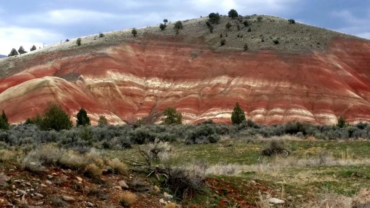 These painted hills may be enjoyed along the drive from Highway 26 before you even get to the Park