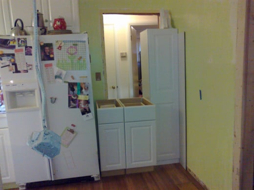 Because the major appliances were all the same color and in good condition, remodel costs were greatly reduced.