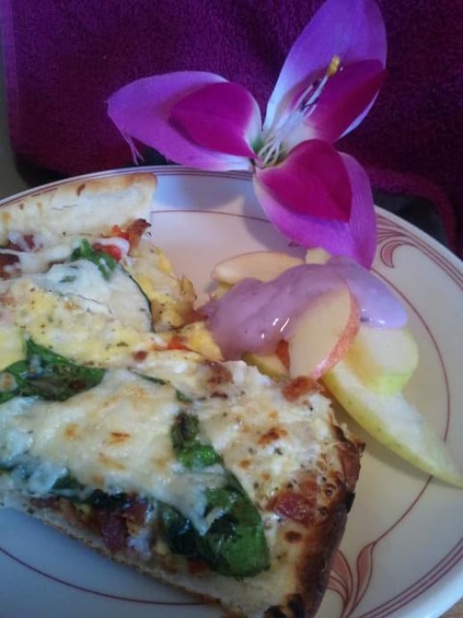 15-minute Bacon Spinach Breakfast Pizza & Apple Salad