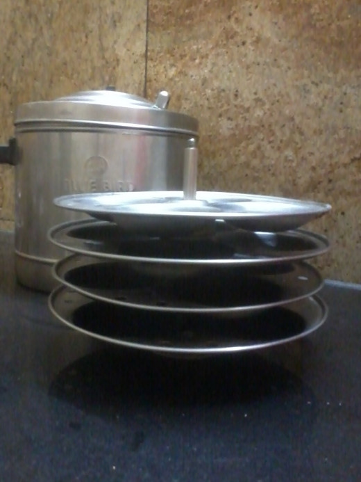 Idli cooker container and its frames displayed