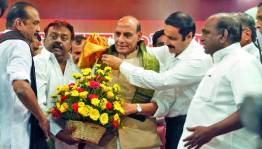 Actor-politician and founder of DMDK Vijayakanth presents a flower bouquet to BJP national president Rajnath Singh while Dr. Anbumani Ramadoss, PMK leader, presents a shawl. They are joined by MDMK chief Vaiko and other leaders in greeting the BJP se