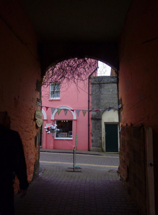 The archway leading from Pandora's shop out onto Upper Frog Street.