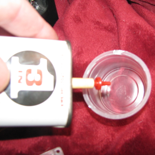 I used a small cup (don't worry, it's been thoroughly cleaned) to hold a few drops of oil before transferring it to the fan. I used a small cup (don't worry, it's been thoroughly cleaned) to hold a few drops of oil before transferring it to the fan.