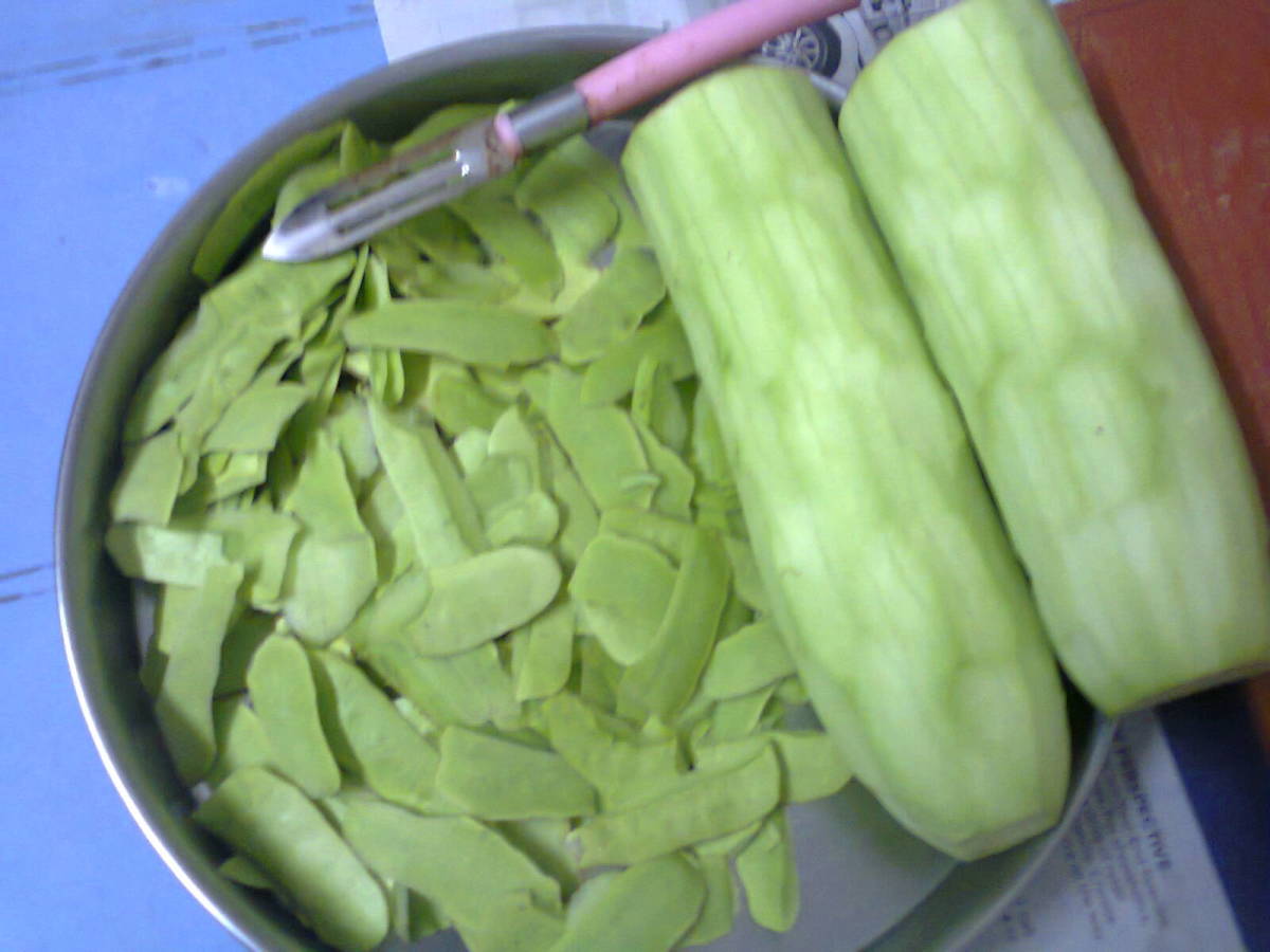 Peeled bottle gourd  Some pieces of inner gourd taken for chutney and remaining gourd used for curry dish.