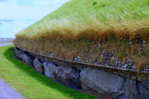 A side view of the perimeter of the tomb at Newgrange. Photo by Jean Housen. 