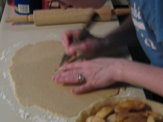 Carefully cut out a leaf pattern in the middle of the flattened-out crust.