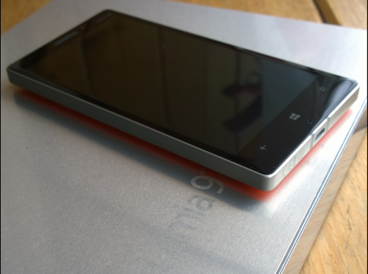 Lumia 930 on 920 'teaser' box