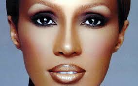 Iman has dark skin and her makeup highlights her facial features, keeping her youthful