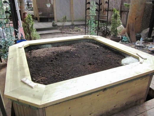 Hot tub planter: top frame upside-down. Photo by timorous