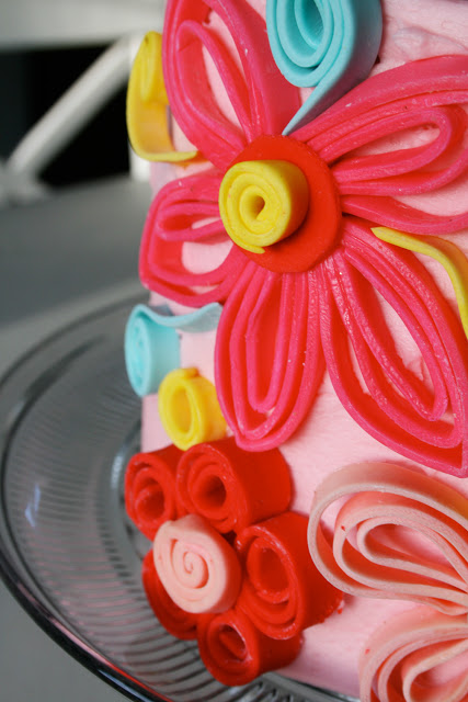 Darcie over at pinkpeachcakes.blogspot created this lovely quilled confection!