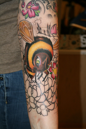 Nice sleeve tattoo design with a Bee and some flowers. Credits: http://farm4.static.flickr.com/3192/2435877810_4efcb522ce.jpg?v=0