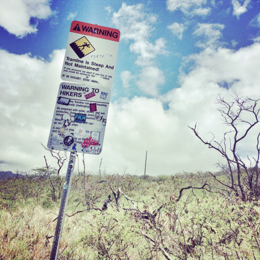 The sign that warns hikers about the risks involved in the hike.