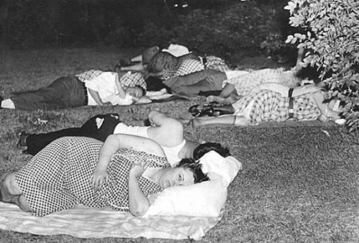 People sleeping outdoors during a heat wave in the 1930s.
