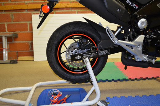 One side of the rear wheel is taped! One side of the rear wheel is taped!