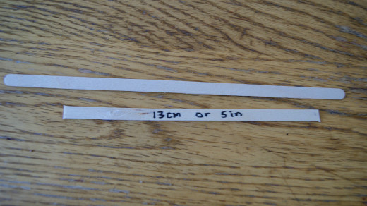 Cut the rounded tips off the top of the coffee stirrers and have it measure 13 cm/ 5 inches long