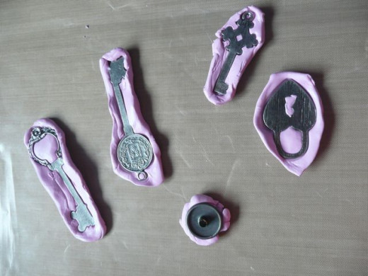Step 2: Press the Mold-n-Pour onto your chosen objects Step 2: Press the Mold-n-Pour onto your chosen objects