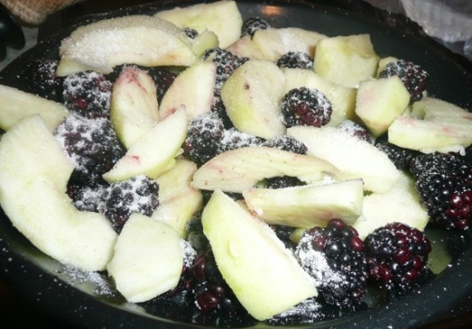 8. Slice the apples and mix with the blackberries