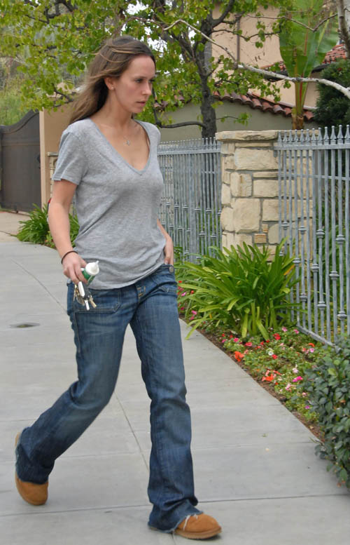 Jennifer Love Hewitt and new Boyfriend Jamie Kennedy on the way to buy some Taco Bell in these Paparazzi Photos