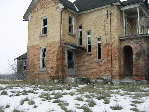 This was the left side of the house. Later I found photos of the inside and realize that was a stairway where the windows go up on the side.