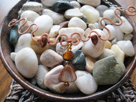 Copper wire with shell and cultured pearl necklace