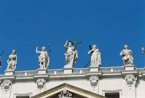 Closer view of the statues.