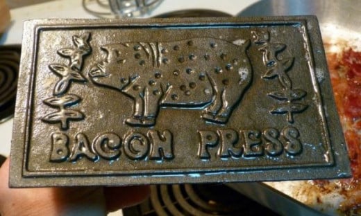 Cast Iron Bacon Press by Rusty Clark, on Flickr [CC BY 2.0 (http://creativecommons.org/licenses/by/2.0/deed.en_CA)]