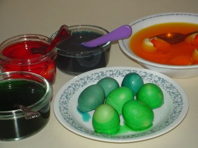 Egg Shells Dyed with Food Coloring for Crafts
