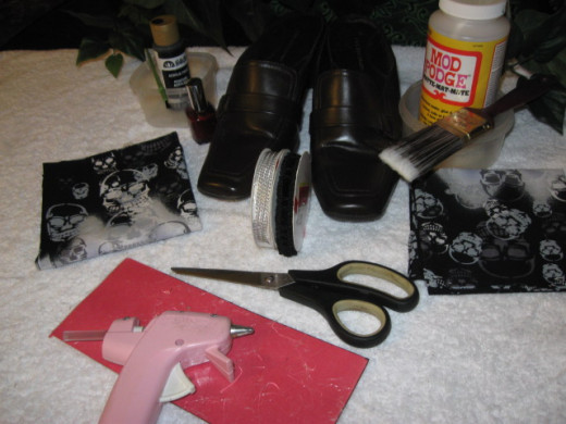 Needed: Shoes, bandannas, scissors, acrylic paint, paint brushes, glue gun, Mod Podge, chain ribbon and 12 studs.