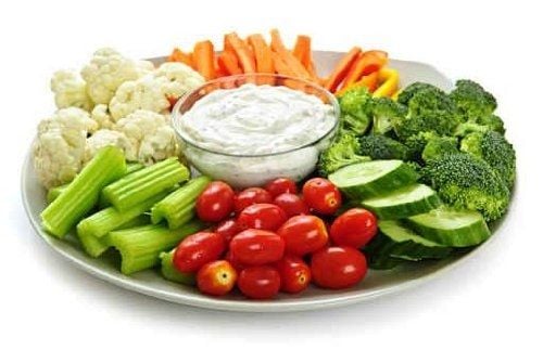 raw vegetables with dip