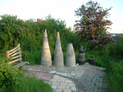 A view of the obelisks and the second bench reveals that these are built up on conical piles of used tyres. As you will see in my video, this reflects the urban environment and mirrors the coal-fired power stations which are visible on the horizon.