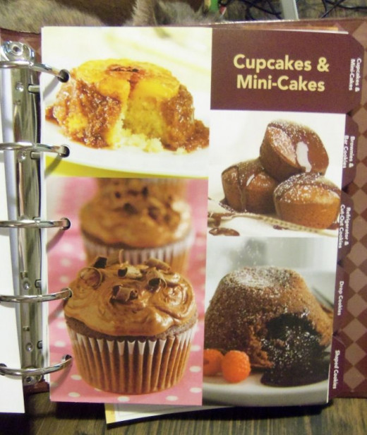 Cupcakes and mini cakes.