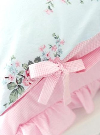 Lovely bows tie up the ends