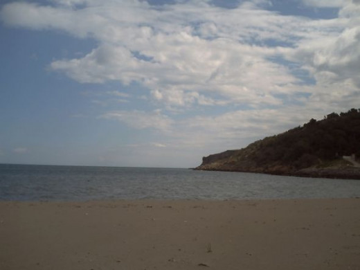 Just around this peninsula you will find Leucate Plage, you can walk over the top of the cliff to get there if you want.