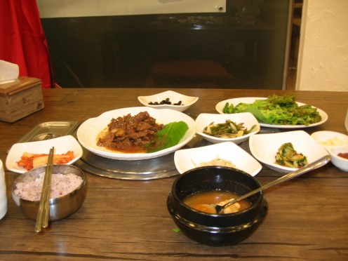 A traditional bulgogi meal presentation