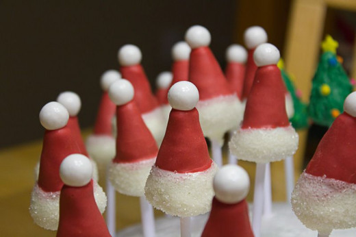 These Christmas cake pops are from http://www.bakerella.com and they are perfect for the upcoming holidays.  Kids will love these sweet treats!