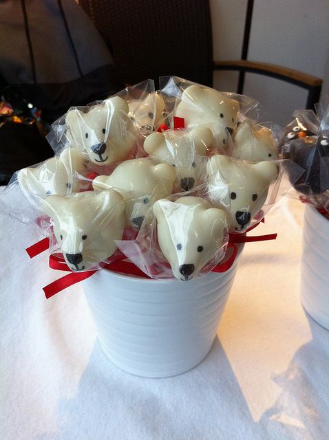 Who wouldn't love these Polar Bear Christmas And Winter Cake Pops?  I found the how to's for these delish and very cool looking cake pops at the dessert decorating blog.