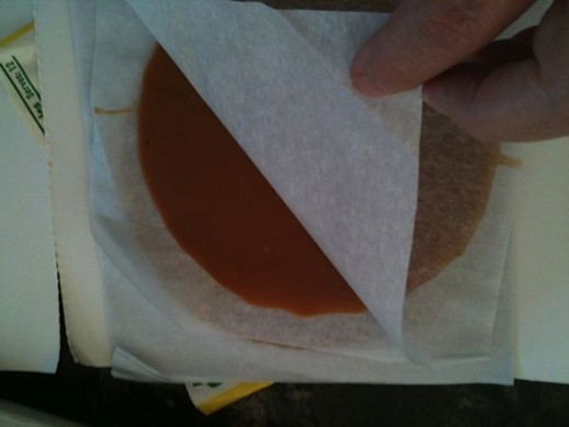 Peel off the paper from the caramel round